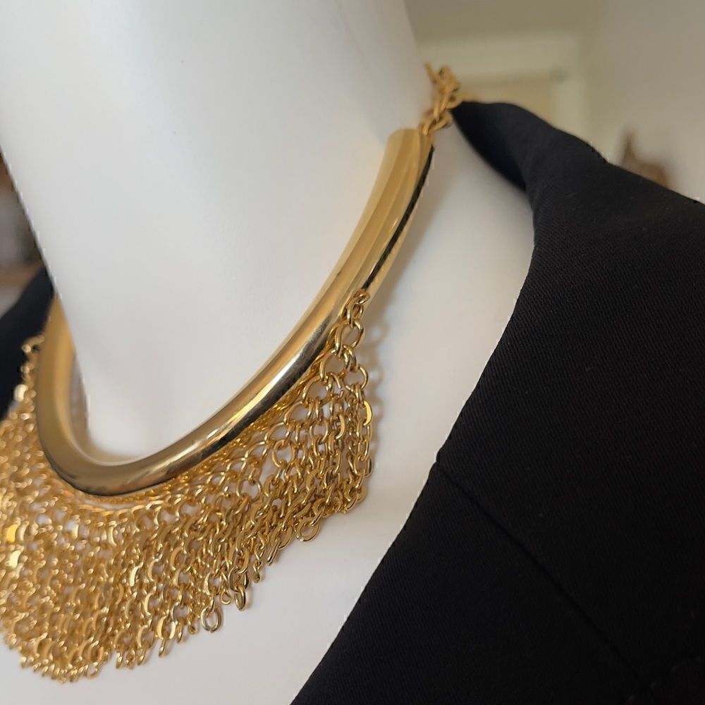 Gold tone vintage choker necklace and clip on earring set - Picture 3 of 9